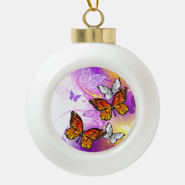Monarch Butterflies on Purple Background Keramik Kugel-Ornament (Vorderseite)