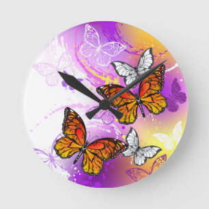Monarch Butterflies on Purple Background Runde Wanduhr