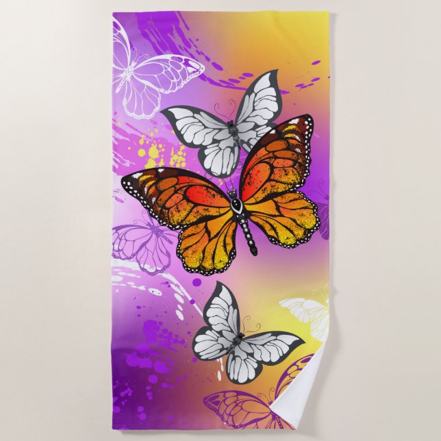 Monarch Butterflies on Purple Background Strandtuch (Vorderseite)