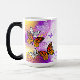 Monarch Butterflies on Purple Background Verwandlungstasse