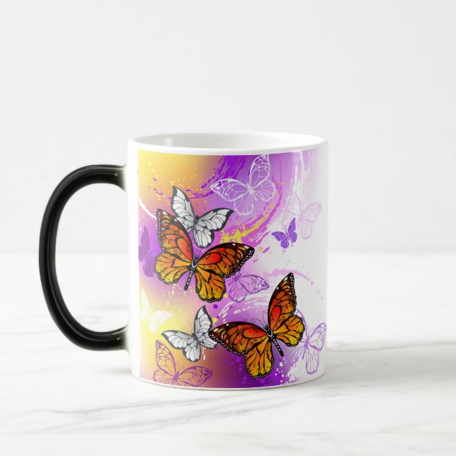 Monarch Butterflies on Purple Background Verwandlungstasse (Links)