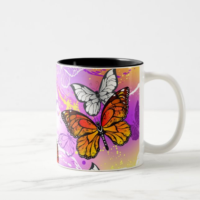 Monarch Butterflies on Purple Background Zweifarbige Tasse (Rechts)