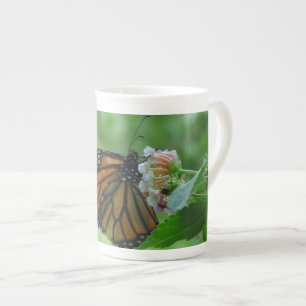 Monarch Butterfly auf Blume Knochen-China-Tasse Prozellantasse