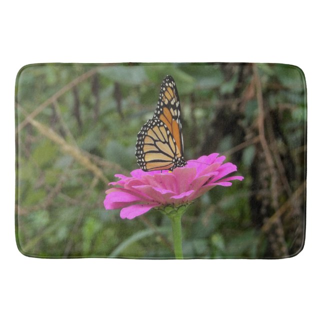 Monarch Butterfly auf der Hübschen rosa Zinnia-Blu Badematte (Vorderseite)