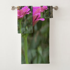 Monarch Butterfly auf der Hübschen rosa Zinnia-Blu Badhandtuch Set