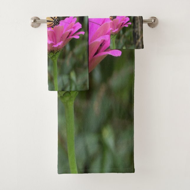 Monarch Butterfly auf der Hübschen rosa Zinnia-Blu Badhandtuch Set (Insitu)