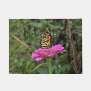 Monarch Butterfly auf der Hübschen rosa Zinnia-Blu Fußmatte