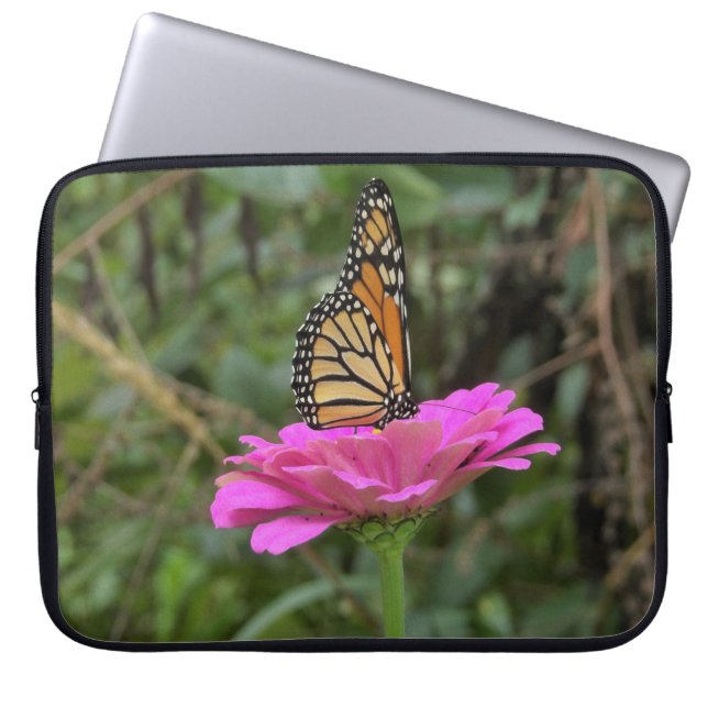 Monarch Butterfly auf der Hübschen rosa Zinnia-Blu Laptopschutzhülle (Vorderseite)