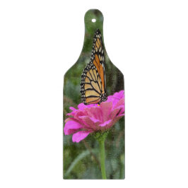 Monarch Butterfly auf der Hübschen rosa Zinnia-Blu Schneidebrett