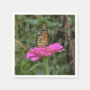 Monarch Butterfly auf der Hübschen rosa Zinnia-Blu Serviette