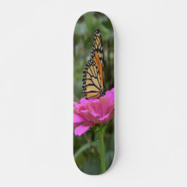 Monarch Butterfly auf der Hübschen rosa Zinnia-Blu Skateboard