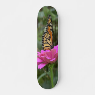 Monarch Butterfly auf der Hübschen rosa Zinnia-Blu Skateboard