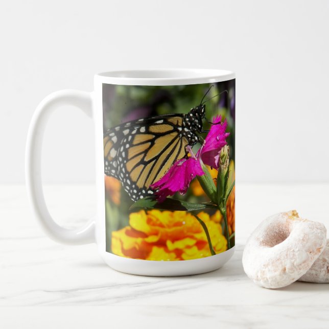 Monarch Butterfly auf der Pink-Marigold-Blume Kaffeetasse (Mit Donut)