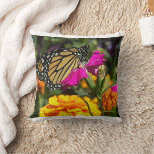 Monarch Butterfly auf der Pink-Marigold-Blume Kissen