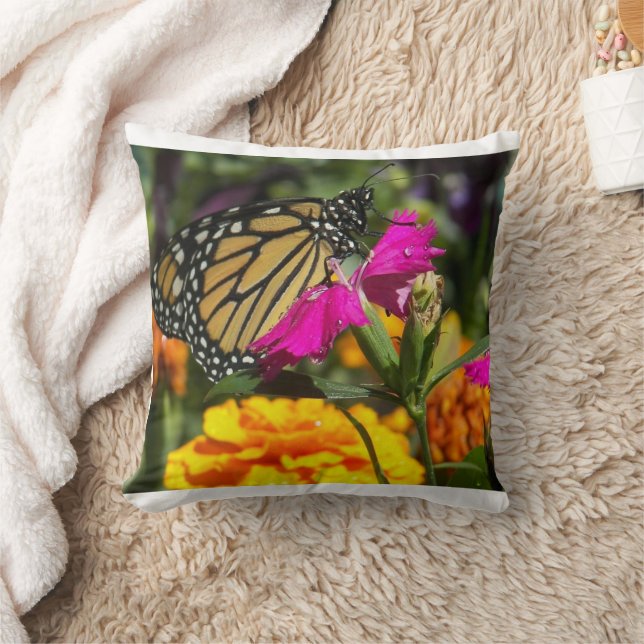 Monarch Butterfly auf der Pink-Marigold-Blume Kissen (Decke)