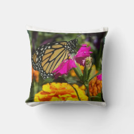 Monarch Butterfly auf der Pink-Marigold-Blume Kissen