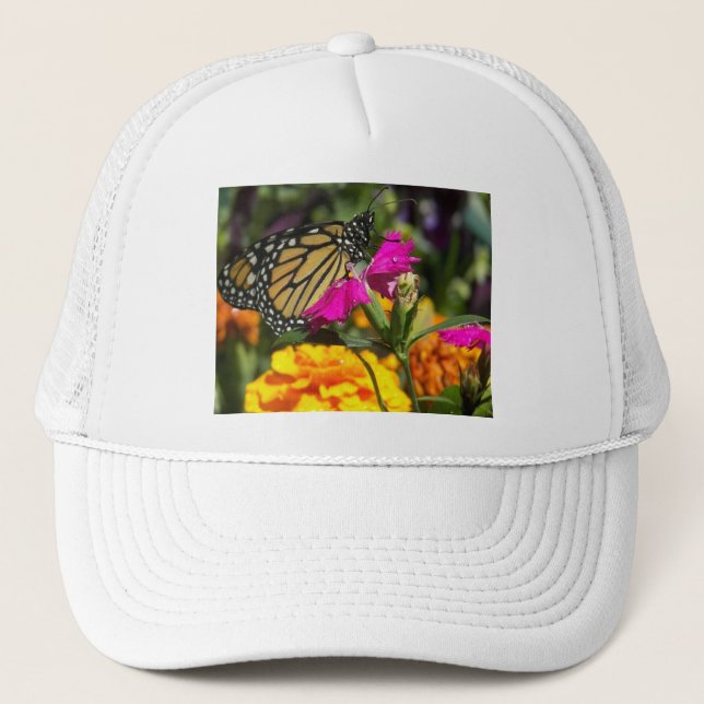 Monarch Butterfly auf der Pink-Marigold-Blume Truckerkappe (Vorderseite)