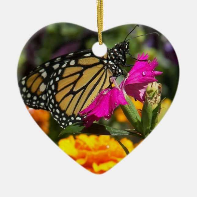 Monarch Butterfly auf einem rosa Märchenschmuck Keramik Ornament (Vorne)