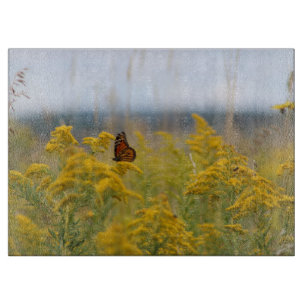 Monarch Butterfly auf Goldenrod Schneidebrett