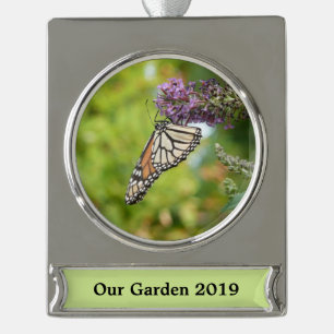 Monarch Butterfly auf Lila Schmetterling Bush Banner-Ornament Silber