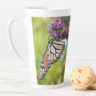 Monarch Butterfly auf Lila Schmetterling Bush Milchtasse