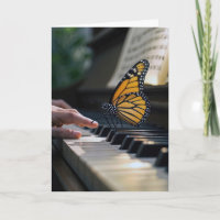 Monarch Butterfly auf Piano-Tastatur
