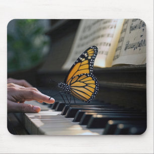 Monarch Butterfly auf Piano-Tastatur Mousepad