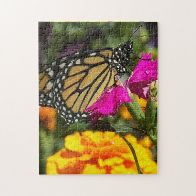 Monarch Butterfly auf Pink Marigold Puzzle (Vertikal)