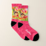 Monarch Butterfly DIO Name Monogram White, Fuchsia Socken<br><div class="desc">Schöne Monarch Butterfly auf Blume mit DIY Name und Monogramm in weißem Text auf Fuchsia Hintergrund. Großartiges Weihnachts- oder Geburtstagsgeschenk.</div>