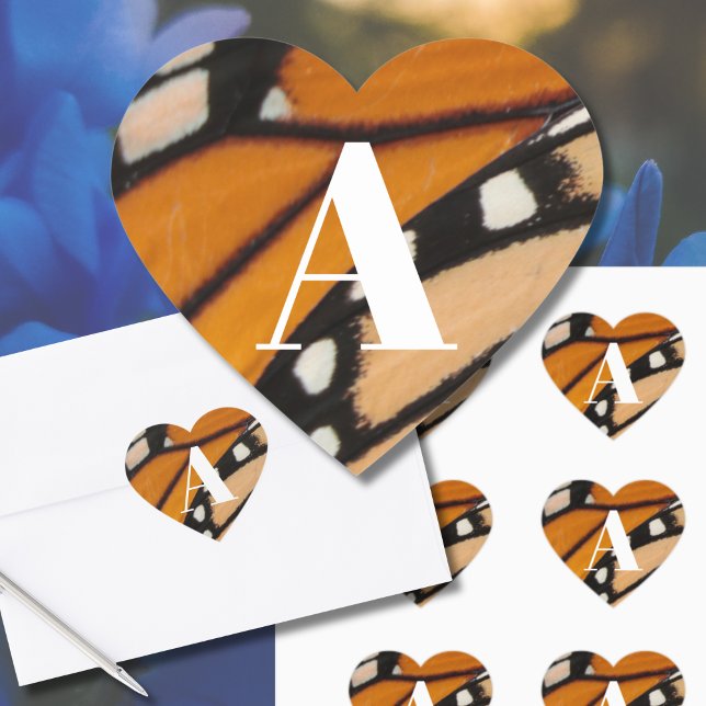 Monarch Butterfly Flügel Initial Orange und Black Herz-Aufkleber (Monarch butterfly wing sticker seals make a lovely addition to envelopes, favor bags, or gifts!)