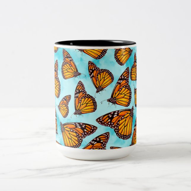 Monarch Butterfly Illustration über Wolken Zweifarbige Tasse (Mittel)