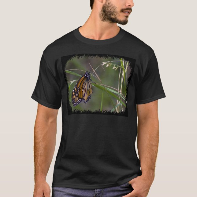 Monarch Butterfly im Gras T-Shirt (Vorderseite)