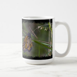 Monarch Butterfly in der Grasschwarzen Grenze Tasse