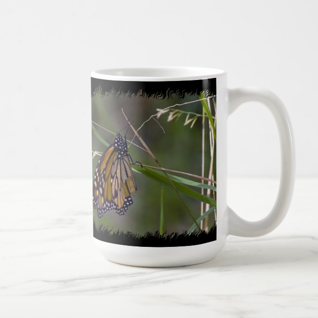 Monarch Butterfly in der Grasschwarzen Grenze Tasse (Rechts)
