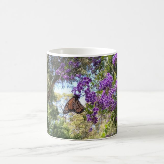 Monarch Butterfly on Purple Flowers Kaffeetasse (Mittel)