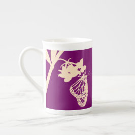 Monarch Butterfly-Silhouette gegen Lila Prozellantasse