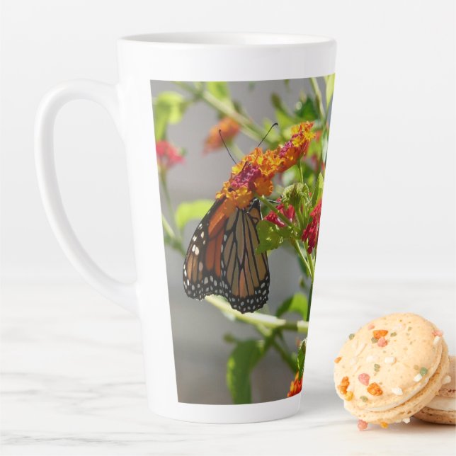 Monarch Butterfly über den Roten Schmetterling Bus Milchtasse (Beispiel)