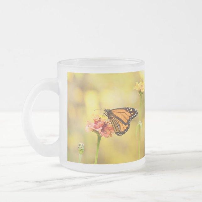 Monarch Butterfly über Zinnia Mattglastasse (Links)