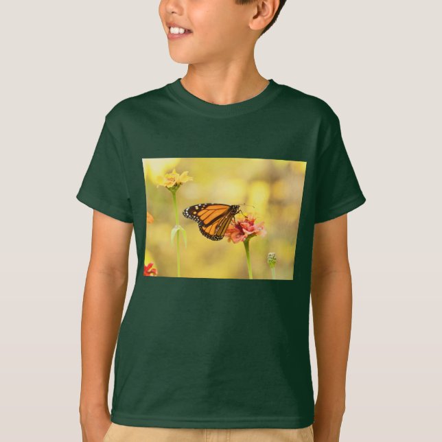 Monarch Butterfly über Zinnia T-Shirt (Vorderseite)