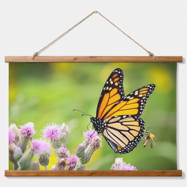 Monarch on Thistle Hanging Tapestry Wandteppich Mit Holzrahmen (Vorne)