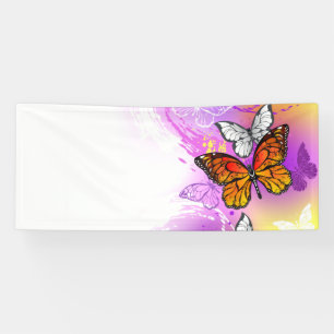 Monarch-Schmetterlinge auf violettem Hintergrund Banner