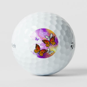 Monarch-Schmetterlinge auf violettem Hintergrund Golfball