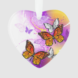 Monarch-Schmetterlinge auf violettem Hintergrund Ornament