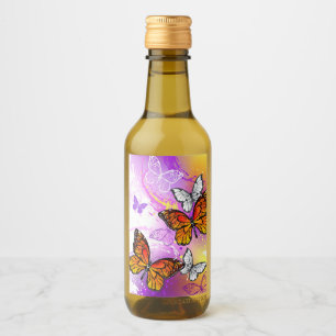 Monarch-Schmetterlinge auf violettem Hintergrund Weinetikett