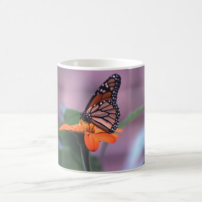 Monarch über die mexikanische Sonnenblume Kaffeetasse (Mittel)
