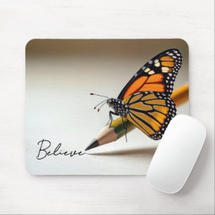 Monarchfalter auf Bleistift mit Text Mousepad