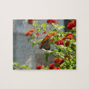 Monarchfalter auf rotem Schmetterlingsflieder Puzzle