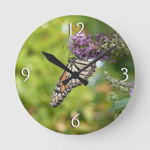 Monarchfalter auf violettem Schmetterlingsflieder Runde Wanduhr