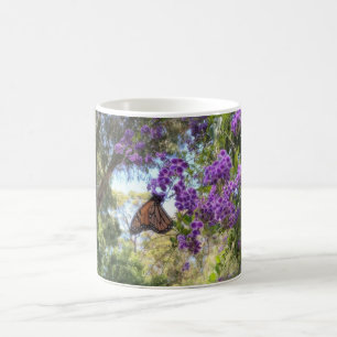 Monarchfalter auf violetten Blumen Kaffeetasse