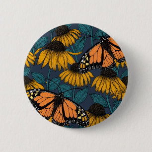 Monarchschmetterling auf gelben Konfektoren Button